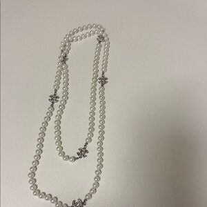 Source Unknown White Pearl Necklace with Silver Details